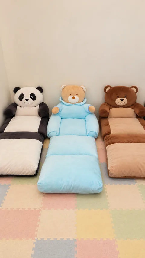 Sofás-cama de peluche con forma de panda y osos