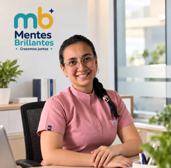 Jessica Cáceres, rectora de Mentes Brillantes, sonriendo en su escritorio
